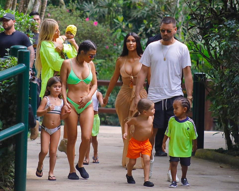 SPOTTED: KOURTNEY KARDASHIAN IN TJ SWIM